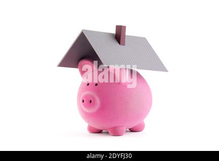 Sparschwein mit Hausdach auf weißem Hintergrund mit Clipping Pfad Stockfoto