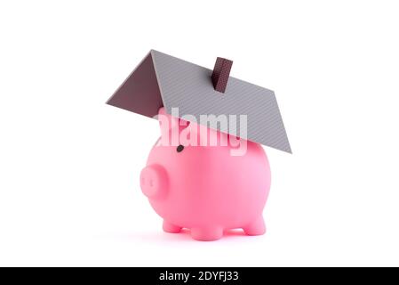 Sparschwein mit Hausdach auf weißem Hintergrund mit Clipping Pfad Stockfoto