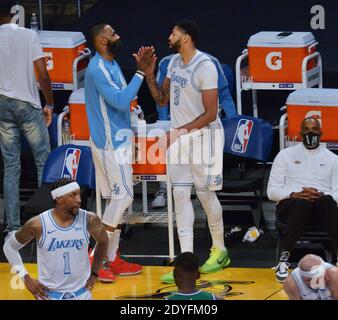 Los Angeles, Usa. Dezember 2020. LeBron James (L) und Anthony Davis von Los Angeles Lakers feiern am Freitag, den 25. Dezember 2020, mit ihrem charakteristischen Händedruck am Rande des Spiels, als das Spiel gegen die Dallas Mavericks im Staples Center in Los Angeles zu Ende geht. Die Lakers besiegten die Mavericks 138-115 für ihren ersten Sieg der jungen Saison. Foto von Jim Ruymen/UPI Kredit: UPI/Alamy Live Nachrichten Stockfoto