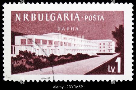 MOSKAU, RUSSLAND - 23. MÄRZ 2019: Briefmarke gedruckt in Bulgarien zeigt moderne Hotels, Varna, Bulgarische Erholungseinrichtungen und Orte Serie, circa Stockfoto