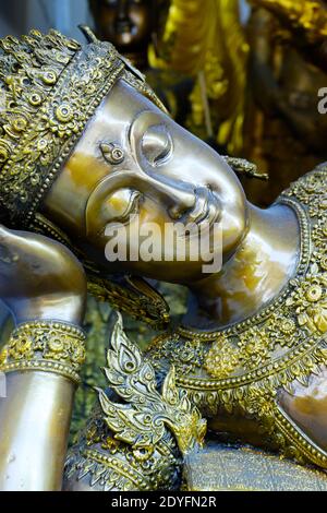 Statue von buddha, im buddhistischen Tempel, mit goldener Farbe Stockfoto