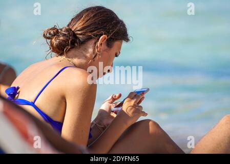 Sardegna , Italien - 28. Juli 2020 : nicht identifizierte Touristen oder Menschen, die sie entspannen, indem sie Freizeitaktivitäten am Strand in italien Stockfoto