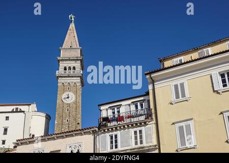 Alte kleine Kirche im historischen Zentrum von Piran, Slowenien Stockfoto