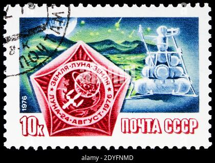 MOSKAU, RUSSLAND - 19. JUNI 2019: Briefmarke gedruckt in der Sowjetunion (UdSSR) zeigt Raumfahrt zum Mond, Luna 24 Serie, um 1976 Stockfoto