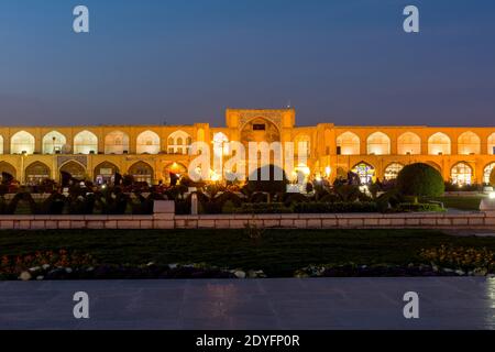 Nachtansicht des Naqsh-e Jahan Square oder Imam squre und Nordseite mit Qeysarie Gate öffnet sich in den Isfahan Grand Bazaar in Esfahan, Iran. Stockfoto