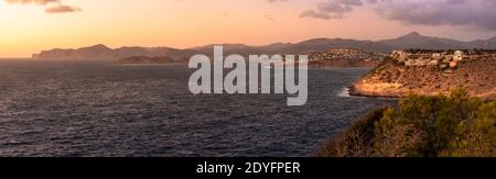 Panoramablick auf Santa Ponsa Küste auf Mallorca Insel bei Sonnenuntergang von 'la punta del Toro'. Naturkonzept Stockfoto