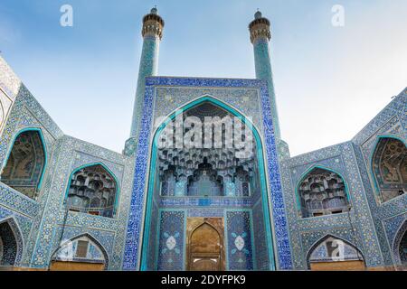 Fassade mit Iwan die Islamische Schah Moschee oder Imam Moschee, die auf der Südseite des Naqsh-e Jahan Square liegt Stockfoto