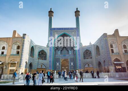 Fassade mit Iwan die Islamische Schah Moschee oder Imam Moschee, die auf der Südseite des Naqsh-e Jahan Square liegt Stockfoto