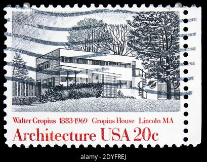 MOSKAU, RUSSLAND - 19. JUNI 2019: Briefmarke gedruckt in den Vereinigten Staaten zeigt Gropius House, Lincoln Mass., von Walter Gropius, American Architecture se Stockfoto