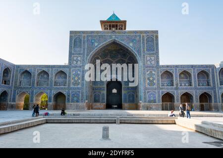 Iwans mit goldast (Blumenstrauß) im Haupthof der Shah Moschee, auf der Südseite des Naghsh-e Jahan Platzes, Isfahan, Iran. Stockfoto