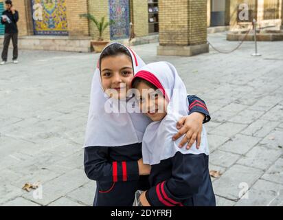 Nahaufnahme eines Pärchen iranischer Grundschüler im weißen Hijab im Golestan Palace, Teheran, Iran Stockfoto