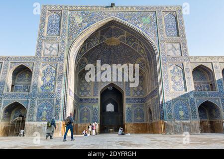 Iwans im Haupthof der Shah Moschee, auf der Südseite des Naghsh-e Jahan Platzes, Isfahan, Iran. Stockfoto