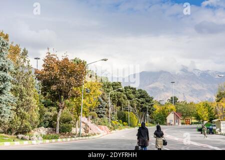 Winter Teheran Straßenansicht in Teheran International Exhibition Centre mit Schneebedeckte Alborz Berge gegen bewölkten Himmel auf Hintergrund Stockfoto