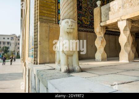 Löwenskulptur auf Marmorsäulensockel von Khalvat Karimkhani im Golestan-Palast in Teheran, Iran, der zum UNESCO-Weltkulturerbe gehört Stockfoto