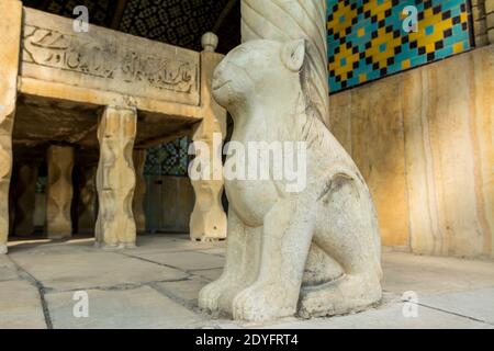 Löwenskulptur auf Marmorsäulensockel von Khalvat Karimkhani im Golestan-Palast in Teheran, Iran, der zum UNESCO-Weltkulturerbe gehört Stockfoto