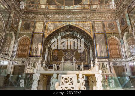 Kristalldekoration im Inneren der historischen Gebäude von Marble Throne in Golestan Palast in Teheran, Iran, die ein UNESCO-Weltkulturerbe ist Stockfoto