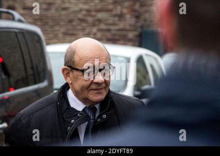 Premierminister Bernard Cazeneuve reist nach Rennes (off). Premierminister Bernard Cazeneuve reist in Anwesenheit von Jean-Yves Le nach Rennes Stockfoto