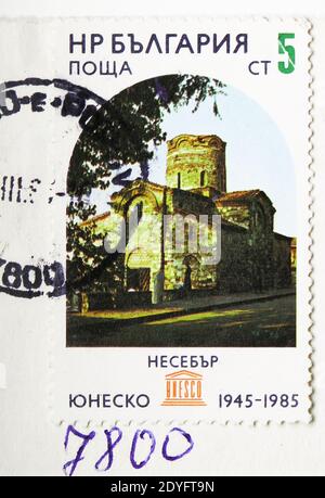 MOSKAU, RUSSLAND - 15. JULI 2019: Briefmarke gedruckt in Bulgarien zeigt Kirche St. John, Nessebar, 40. Jahrestag der UNESCO-Serie, um 1985 Stockfoto