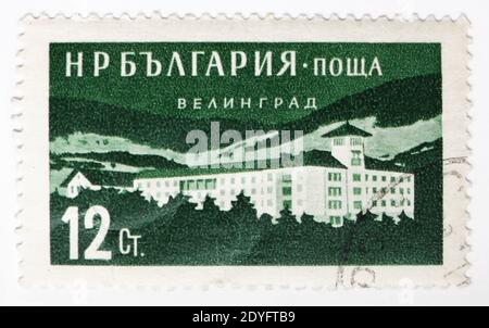 MOSKAU, RUSSLAND - 15. JULI 2019: Briefmarke gedruckt in Bulgarien zeigt Hostel in Yelingrad, Bulgarische Erholungseinrichtungen und Orte Serie, um 1 Stockfoto