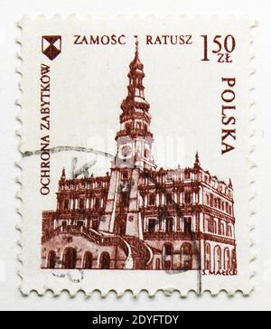 MOSKAU, RUSSLAND - 15. JULI 2019: Briefmarke gedruckt in Polen zeigt Rathaus, Zamosc, European Architectural Heritage Year Serie, um 1975 Stockfoto