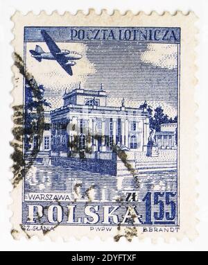 MOSKAU, RUSSLAND - 15. JULI 2019: Briefmarke gedruckt in Polen zeigt Lazienki Palast, Warschau, Flugzeug über historischen Gebäuden Serie, um 1954 Stockfoto