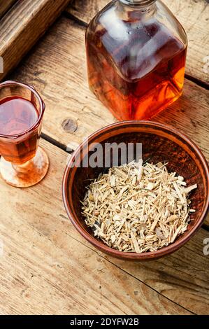 Getrocknete eleutherococcus in Kräutermedizin.Tinkturen aus Heilkräutern.Heilkräuter Stockfoto