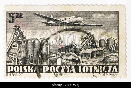 MOSKAU, RUSSLAND - 15. JULI 2019: Briefmarke gedruckt in Polen zeigt Iljuschin II-12 fliegt über Nowa Huta, Airplanes Serie, um 1952 Stockfoto