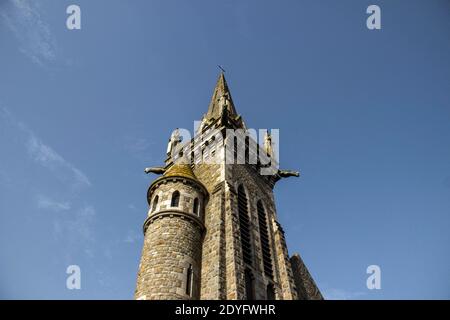 FRA - DER INDISCHE SOMMER AN DER BRETONISCHEN KÜSTE. Ein Sonntag in der Bretagne in der kleinen Küstenstadt Saint-Jacut-de-la-Mer. Hurrikan Ophélia am Rande des Stockfoto