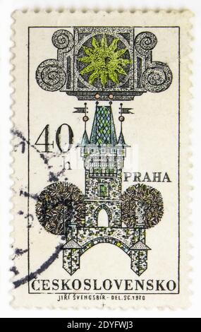 MOSKAU, RUSSLAND - 15. JULI 2019: Briefmarke gedruckt in der Tschechoslowakei zeigt Brückenturm in Prag, Haus Zeichen und Portale Serie, um 1970 Stockfoto
