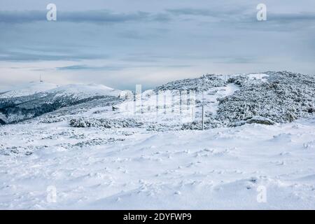 Verschneite Landschaft in der Niederen Tatra, Slowakische republik. Natürliche Winterszene. Wanderthema. Stockfoto