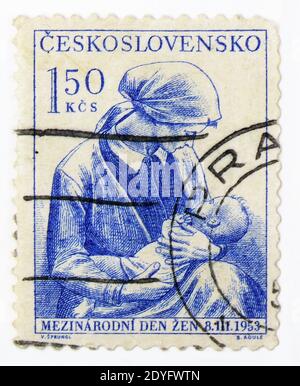 MOSKAU, RUSSLAND - 15. JULI 2019: Briefmarke in der Tschechoslowakei zeigt Frau mit Kind, Internationaler Frauentag, Serie, um 1953 Stockfoto