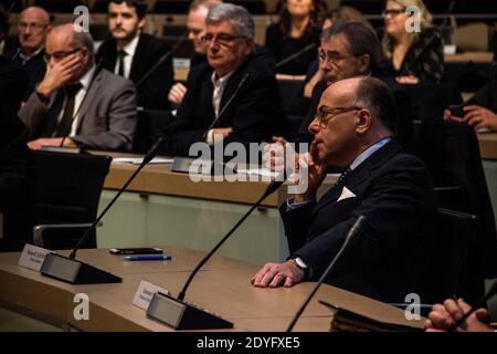 Premierminister Bernard Cazeneuve reist nach Rennes. Premierminister Bernard Cazeneuve reist in Anwesenheit von Jean-Yves Le Drian nach Rennes in Rennes Stockfoto