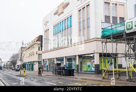 Brighton UK 26. Dezember 2020 - Primark in Brighton, die normalerweise mit Käufern beschäftigt ist, sind am zweiten Weihnachtsfeiertag ruhig, da die ganze Sussex letzte Nacht um Mitternacht in Tier 4 ging. Die neuen COVID-19-Beschränkungen betreffen Millionen von Menschen im Süden und Südosten Großbritanniens : Credit Simon Dack / Alamy Live News Stockfoto