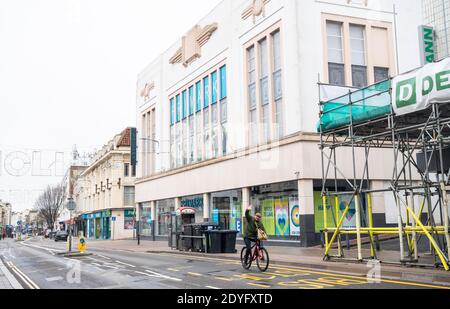 Brighton UK 26. Dezember 2020 - Primark in Brighton, die normalerweise mit Käufern beschäftigt ist, sind am zweiten Weihnachtsfeiertag ruhig, da die ganze Sussex letzte Nacht um Mitternacht in Tier 4 ging. Die neuen COVID-19-Beschränkungen betreffen Millionen von Menschen im Süden und Südosten Großbritanniens : Credit Simon Dack / Alamy Live News Stockfoto