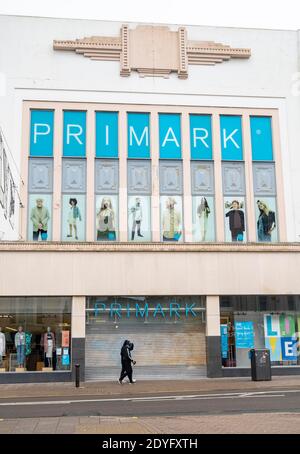 Brighton UK 26. Dezember 2020 - Primark in Brighton, die normalerweise mit Käufern beschäftigt ist, sind am zweiten Weihnachtsfeiertag ruhig, da die ganze Sussex letzte Nacht um Mitternacht in Tier 4 ging. Die neuen COVID-19-Beschränkungen betreffen Millionen von Menschen im Süden und Südosten Großbritanniens : Credit Simon Dack / Alamy Live News Stockfoto