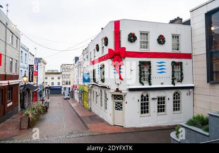 Brighton UK 26. Dezember 2020 - die Straßen in Brighton, die normalerweise mit Käufern beschäftigt sind, sind am zweiten Weihnachtsfeiertag ruhig, da die ganze Sussex letzte Nacht um Mitternacht in Tier 4 ging. Die neuen COVID-19-Beschränkungen betreffen Millionen von Menschen im Süden und Südosten Großbritanniens : Credit Simon Dack / Alamy Live News Stockfoto