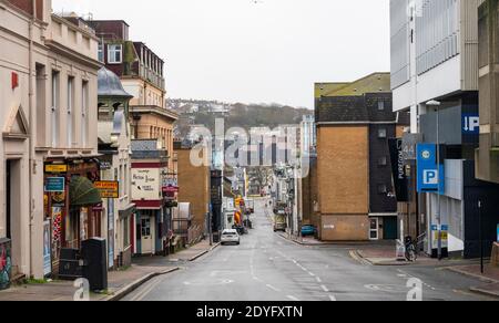 Brighton UK 26. Dezember 2020 - die Straßen in Brighton, die normalerweise mit Käufern beschäftigt sind, sind am zweiten Weihnachtsfeiertag ruhig, da die ganze Sussex letzte Nacht um Mitternacht in Tier 4 ging. Die neuen COVID-19-Beschränkungen betreffen Millionen von Menschen im Süden und Südosten Großbritanniens : Credit Simon Dack / Alamy Live News Stockfoto
