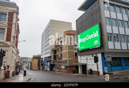 Brighton UK 26. Dezember 2020 - die Straßen in Brighton, die normalerweise mit Käufern beschäftigt sind, sind am zweiten Weihnachtsfeiertag ruhig, da die ganze Sussex letzte Nacht um Mitternacht in Tier 4 ging. Die neuen COVID-19-Beschränkungen betreffen Millionen von Menschen im Süden und Südosten Großbritanniens : Credit Simon Dack / Alamy Live News Stockfoto