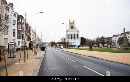 Brighton UK 26. Dezember 2020 - die Straßen in Brighton sind ruhig am Boxing Day, als die ganze Sussex ging in Tier 4 letzte Nacht um Mitternacht . Die neuen COVID-19-Beschränkungen betreffen Millionen von Menschen im Süden und Südosten Großbritanniens : Credit Simon Dack / Alamy Live News Stockfoto