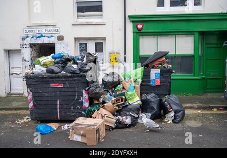 Brighton UK 26. Dezember 2020 - die Reste von Weihnachten an Recycling-Mülltonnen als die Straßen in Brighton sind ruhig am zweiten Weihnachtsfeiertag, als die ganze Sussex ging in Tier 4 letzte Nacht um Mitternacht . Die neuen COVID-19-Beschränkungen betreffen Millionen von Menschen im Süden und Südosten Großbritanniens : Credit Simon Dack / Alamy Live News Stockfoto