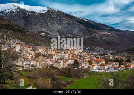 Das kleine und alte Dorf Villalago mit dahinter der Montagna Grande in den Abruzzen, Latium und dem Nationalpark Molise. Abruzzen, Italien, Europa Stockfoto