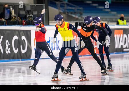 HEERENVEEN, NIEDERLANDE - DEZEMBER 13: Sjinkie KNEGT, Itzhak DE LAAT, Jens VAN T WOUT, Melle VAN T WOUT während der niederländischen Shorttrack National Single Di Stockfoto