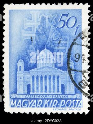 MOSKAU, RUSSLAND - 19. JULI 2019: Briefmarke gedruckt in Ungarn zeigt Basilika, Esztergom, Kirche in Ungarn Serie, um 1943 Stockfoto