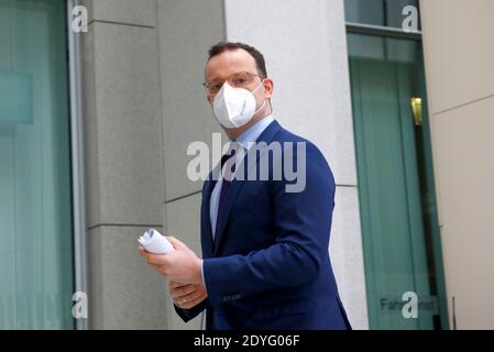 Berlin, Deutschland. Dezember 2020. Bundesgesundheitsminister Jens Spahn (CDU) verlässt die Pressekonferenz vor Beginn des Impfprogramms gegen die Coronavirus-Krankheit (COVID-19). Kredit: Michele Tantussi/Reuters/Pool/dpa/Alamy Live Nachrichten Stockfoto