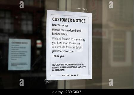 Brighton UK 26. Dezember 2020 - EINE Kundennotiz auf einem Wettherspoon Pub, da die Straßen in Brighton am zweiten Weihnachtsfeiertag ruhig sind, da die ganze Sussex gestern Abend um Mitternacht in Tier 4 ging. Die neuen COVID-19-Beschränkungen betreffen Millionen von Menschen im Süden und Südosten Großbritanniens : Credit Simon Dack / Alamy Live News Stockfoto