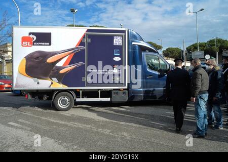 Rom, Italien. Dezember 2020. Impfstoff: 9750 Dosen kommen bei Spallanzani Pfizer-BioNTech zu Beginn der Kampagne wird Italien mit Blume wiedergeboren redaktionelle Verwendung nur Credit: Independent Photo Agency/Alamy Live News Stockfoto