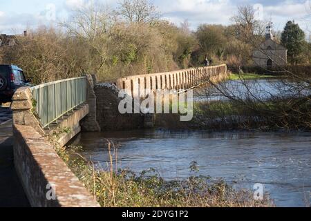 Flutung des Flusses Avon am Damm Heath's Causeway, Kellaways, Wiltshire, England, Großbritannien 24/12/20 Stockfoto