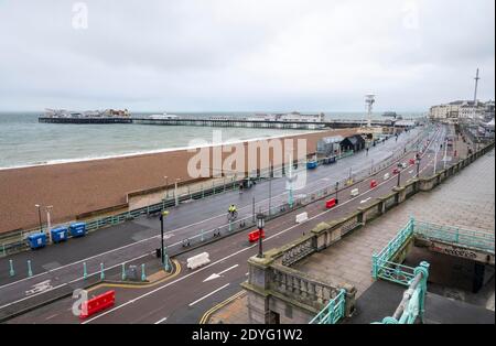 Brighton UK 26. Dezember 2020 - EIN langweiliger Tag an der Küste von Brighton entlang der Südküste, wenn sich Storm Bella Großbritannien nähert : Credit Simon Dack / Alamy Live News Stockfoto