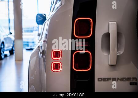 ROSTOV-ON-DON, RUSSLAND - 7. DEZEMBER 2020: Nahaufnahme von Land Rover Defender Rückfahrlicht mit verblurten Hintergrund. Selektiver Fokus Stockfoto