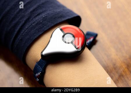 Childs Hand mit neuen japanischen Spiel Pokemon GO plus von der Pokemon Firma Nintendo gemacht. Süchtig beliebte Aktivität bei Kindern und Erwachsenen. Stockfoto